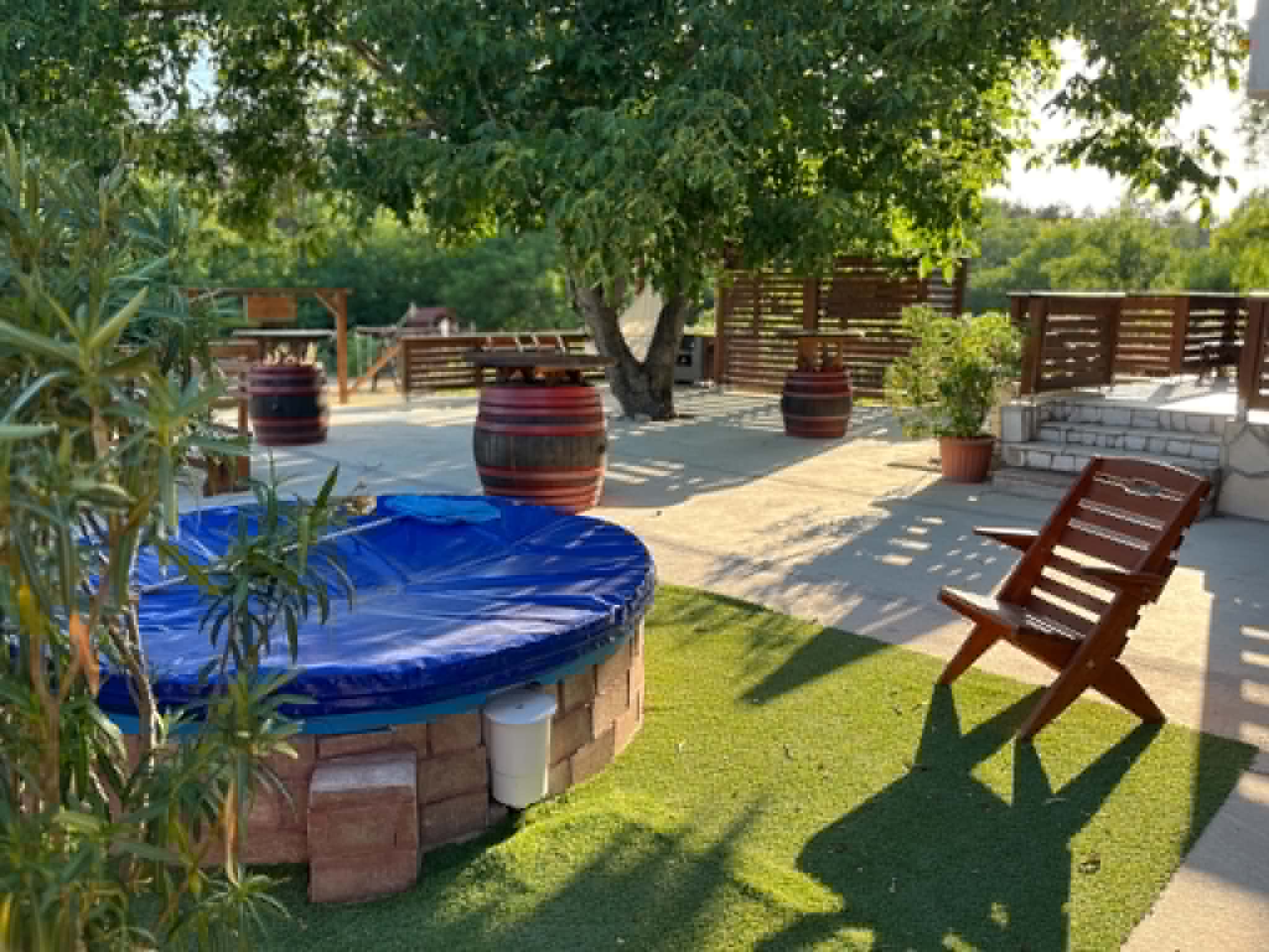 Bőséges hidegtál friss kenyérrel, sajtokkal és zöldségekkel